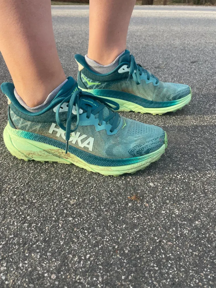 Afbeelding kan kleding schoenen schoen sneaker kind en persoon bevatten