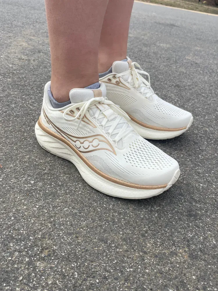 Afbeelding kan kleding schoenen schoen sneaker hardloopschoen en persoon bevatten