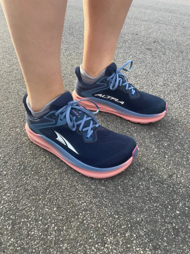 Afbeelding kan kleding, schoenen, schoen, sneaker en persoon bevatten