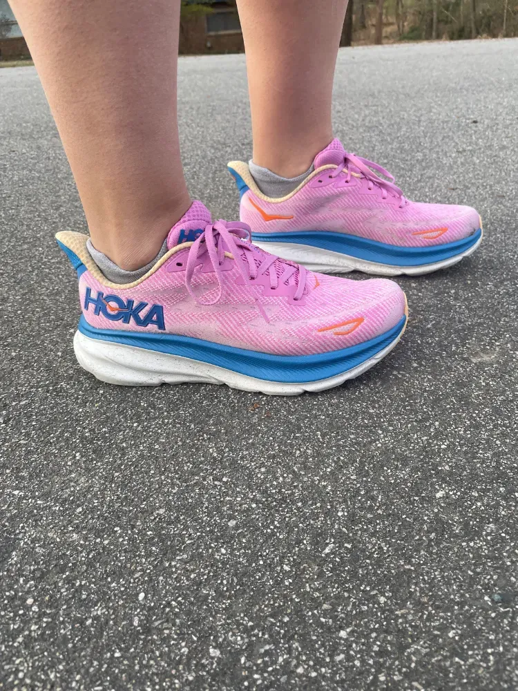 Afbeelding kan kleding schoenen schoen sneaker hardloopschoen en persoon bevatten