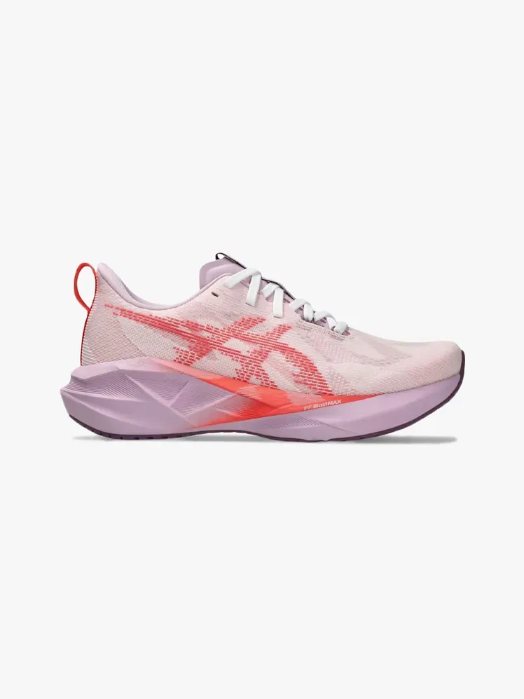 ASICS Novablast 5 in merkcomponent op een lichtgrijze achtergrond