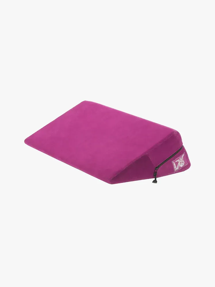 Poduszka klinowa w kolorze fioletowym na jasnoszarym tle