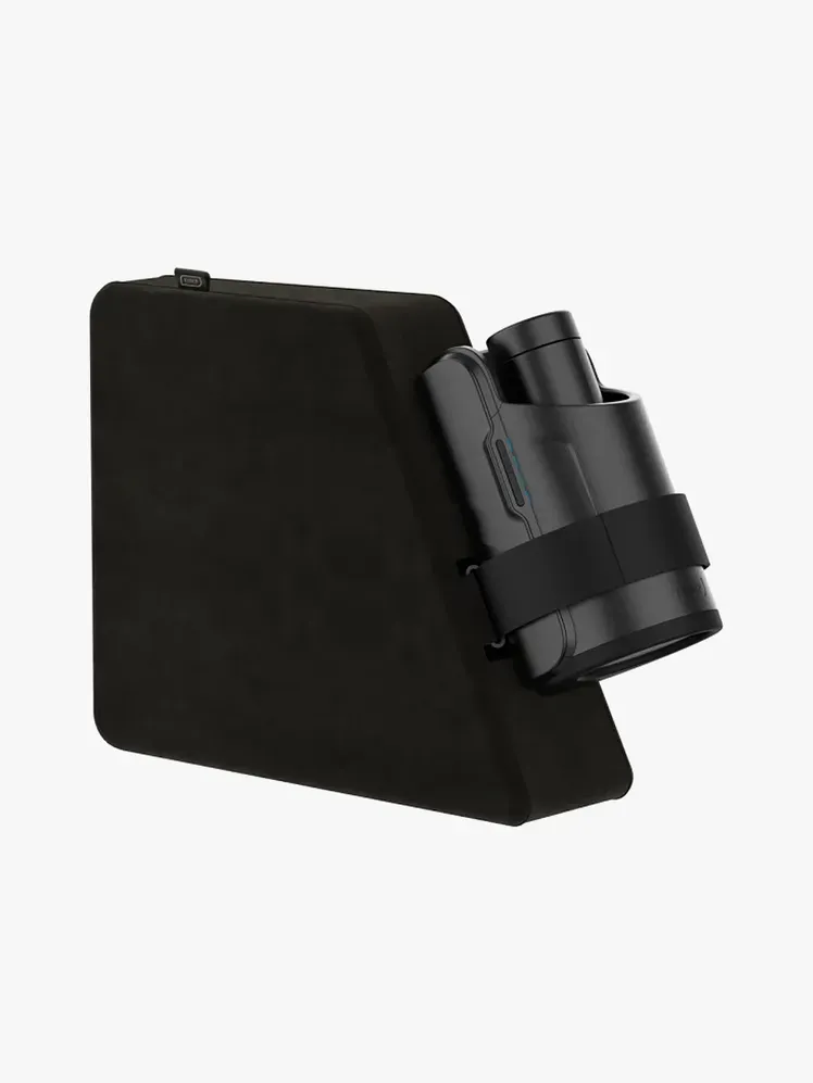 Wielofunkcyjna poduszka i pasek w markowym czarnym kolorze na jasnoszarym tle