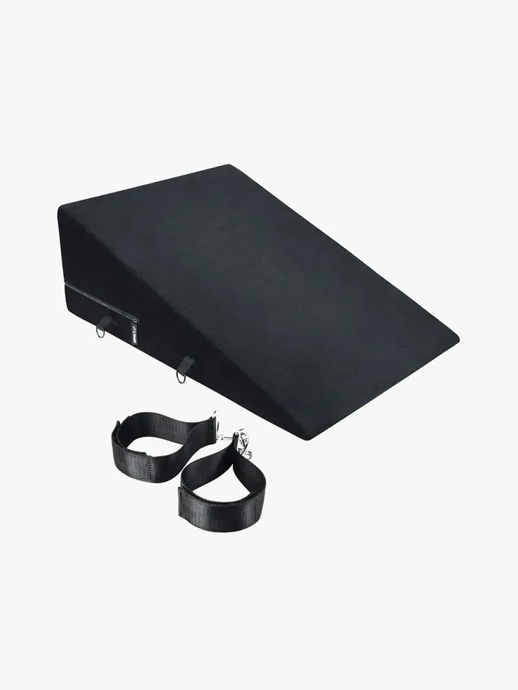 Poduszka Try-Angle Perfect Position w markowej czarno-srebrnej kolorystyce na jasnoszarym tle