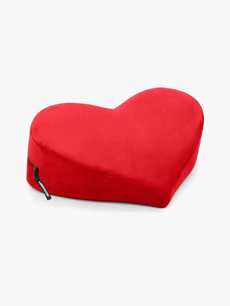 Zmysłowa poduszka pozycjonująca Heart Wedge w kolorze czerwonym na jasnoszarym tle