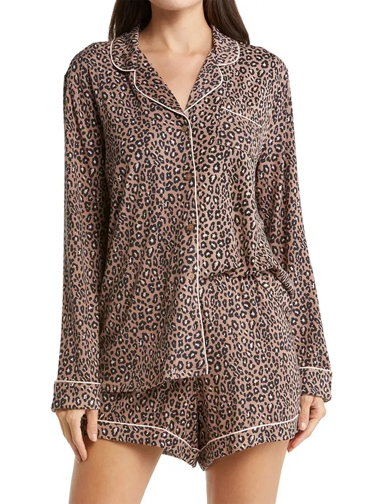 ਚੀਤੇ ਦਾ ਪ੍ਰਿੰਟ ਪੀਜੇ ਸੈੱਟ ਪਹਿਨੀ ਹੋਈ ਔਰਤ