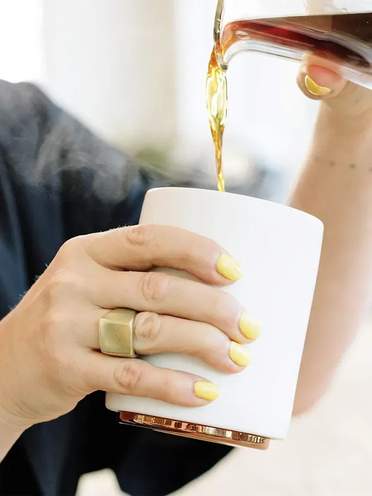 ਮੋਂਟੀ ਮਿਲਕ ਲੈਟੇ ਆਰਟ ਕੱਪ ਬਰਿਸਟਾ ਕੋਲ ਕੌਫੀ ਪਾਉਂਦੇ ਹੋਏ