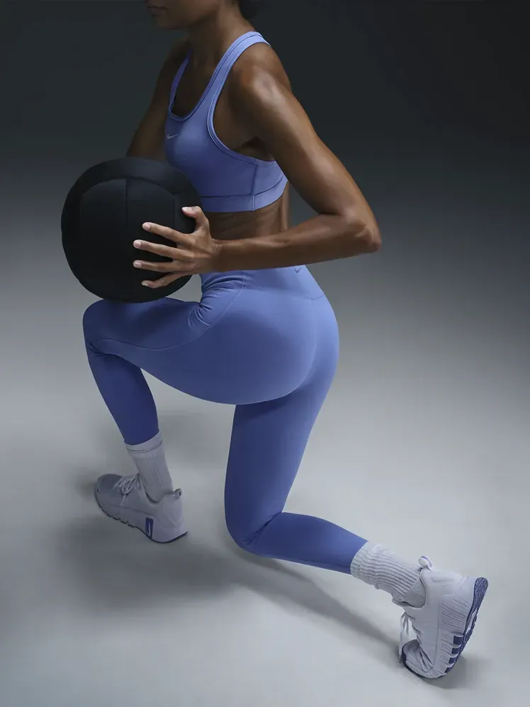 Satu Legging 7/8 Pinggang Tinggi dengan Kantong berwarna biru lembut pada model dengan latar belakang abu-abu