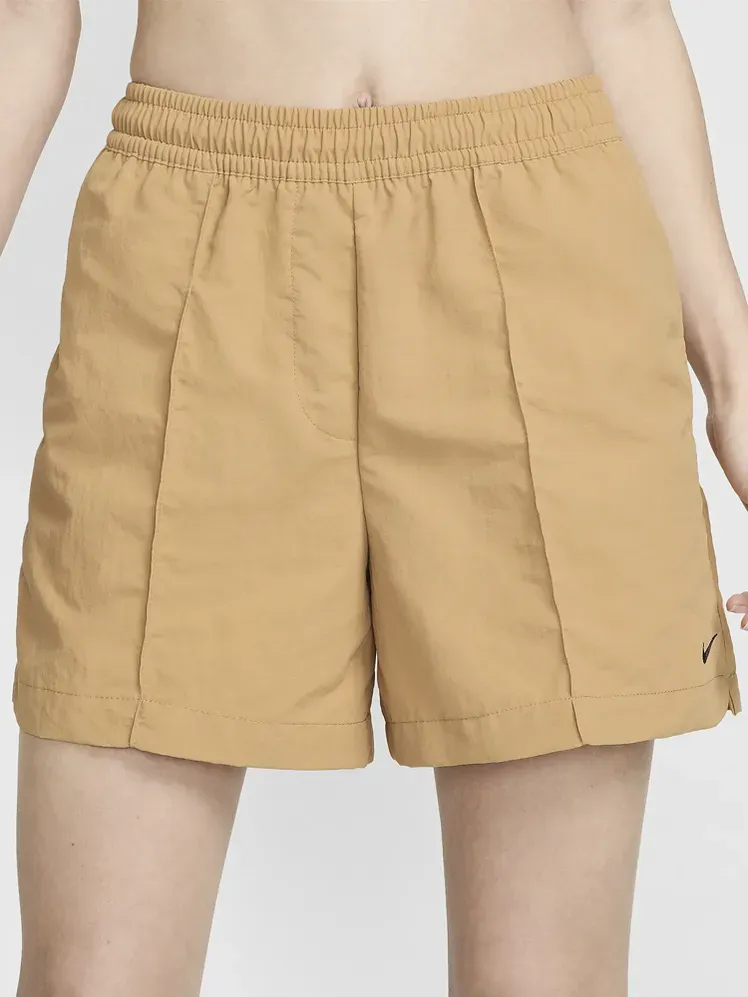 Pakaian Olahraga Everything Wovens Mid-Rise 5 Shorts dengan warna khaki pada model dengan latar belakang abu-abu