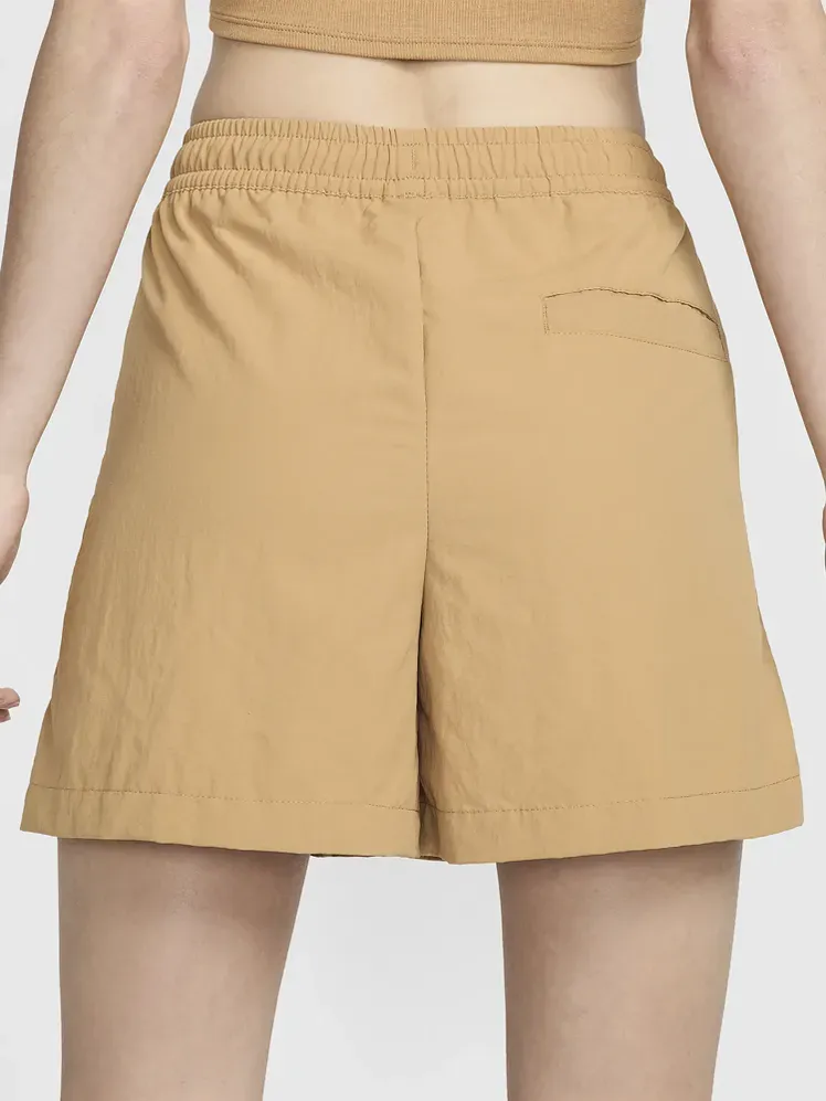 Pakaian Olahraga Everything Wovens Mid-Rise 5 Shorts dengan warna khaki pada model dengan latar belakang abu-abu