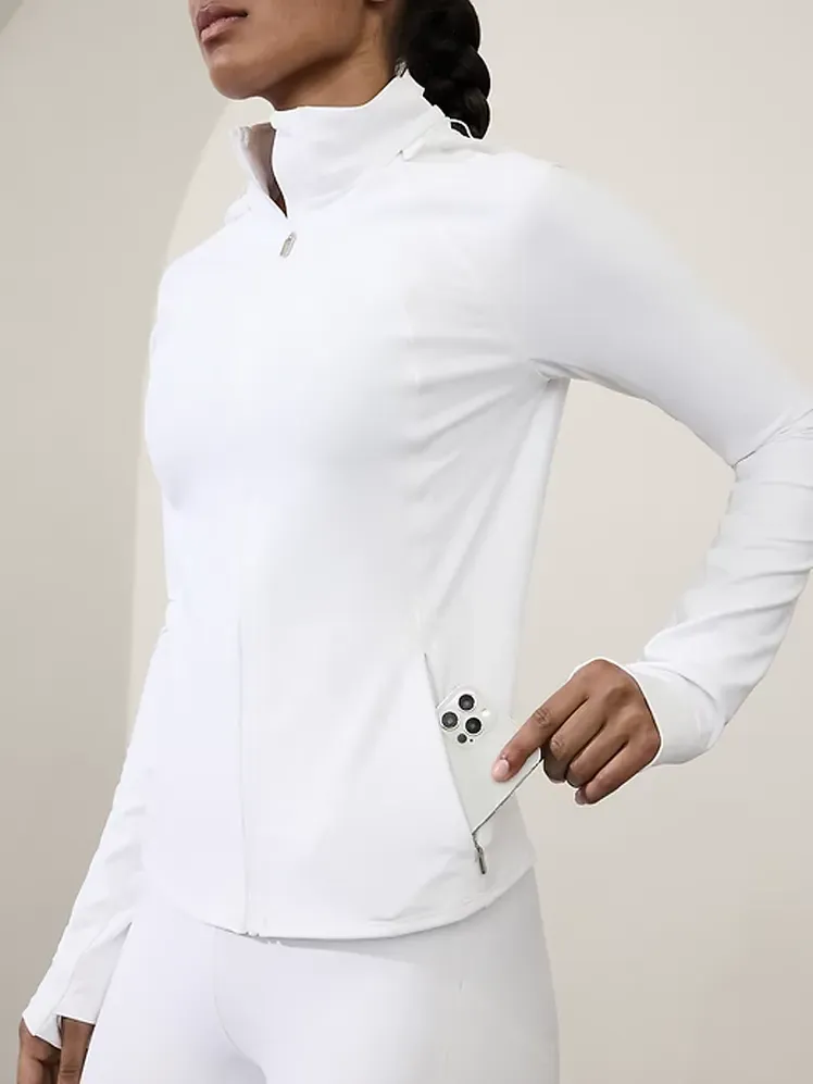 Jaket Interval dengan warna putih bermerek pada model dengan latar belakang kelabu tua