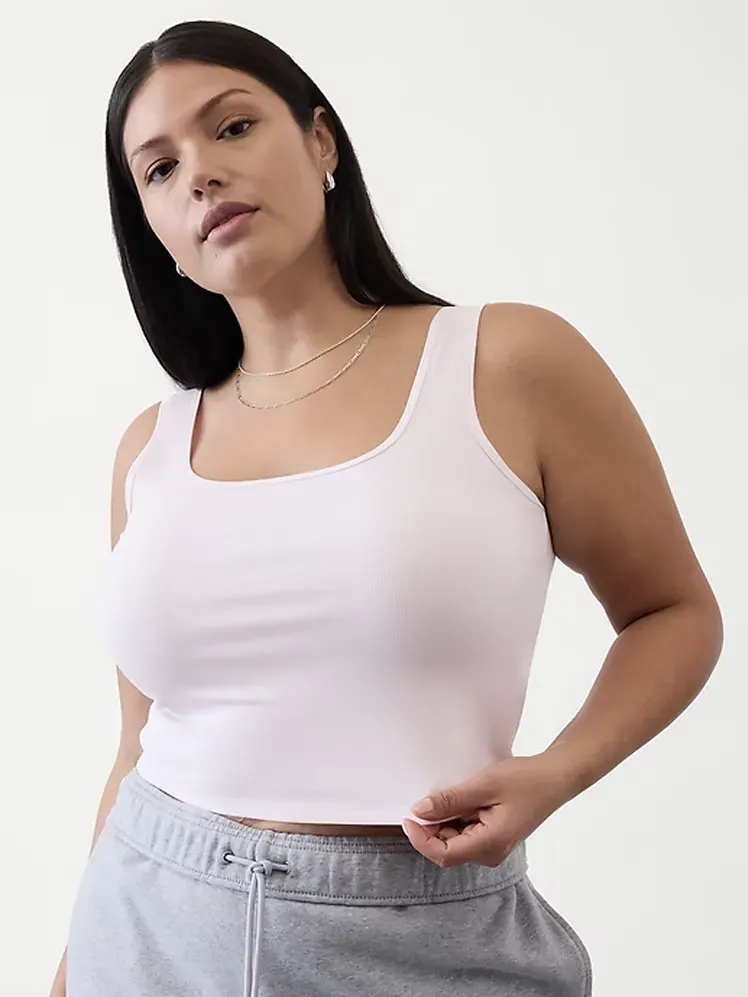 Tangki Tanaman Leher Rib Square yang khas dengan warna pink lembut sesuai model