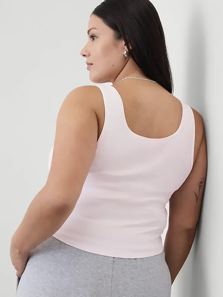 Tangki Tanaman Leher Rib Square yang khas dengan warna pink lembut sesuai model