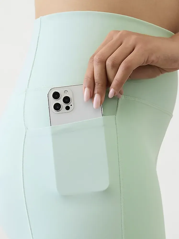 Salutation Stash High Rise 5 Short dengan warna mint bermerek sesuai model