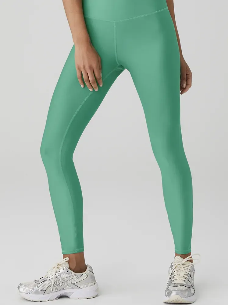 Legging Airlift Pinggang Tinggi 7/8 dengan warna hijau berani sesuai model