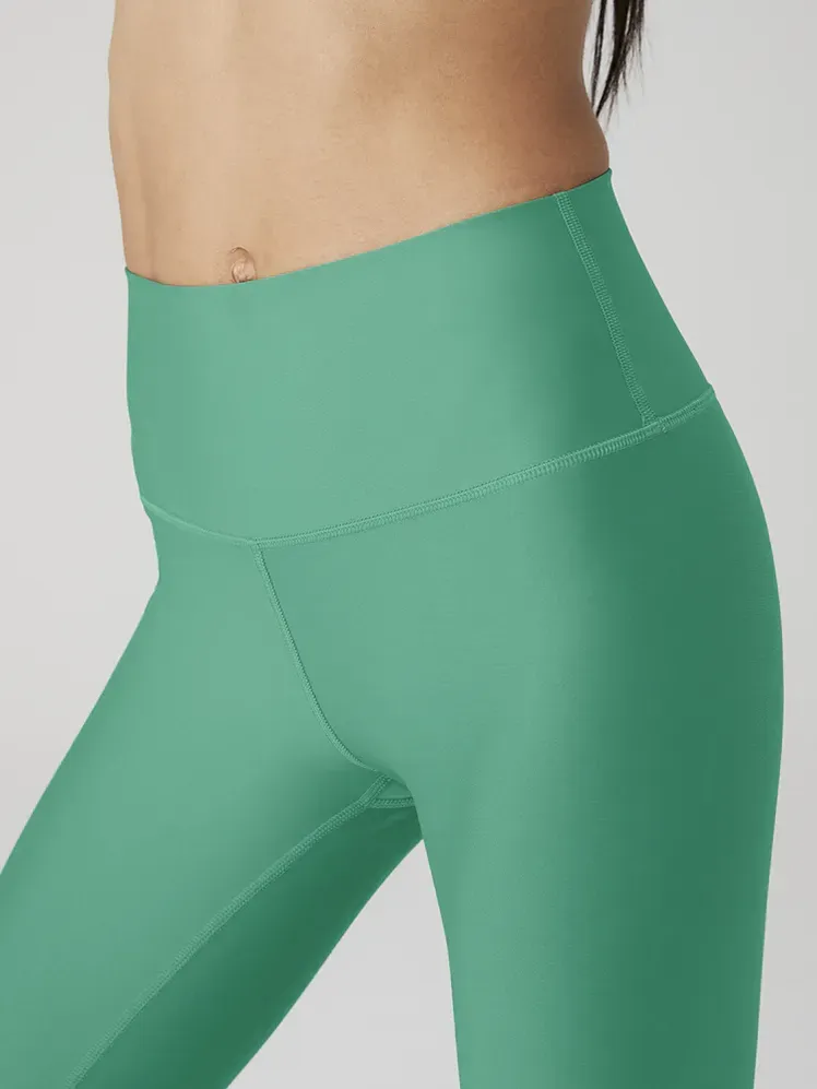 Legging Airlift Pinggang Tinggi 7/8 dengan warna hijau berani sesuai model