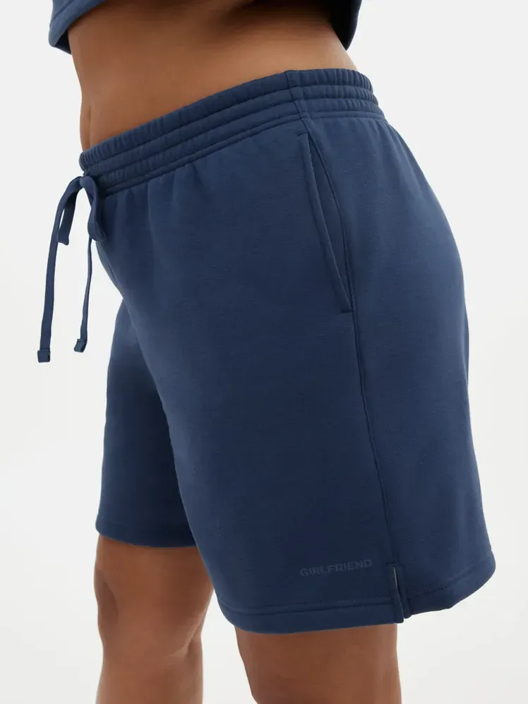 Sargasso Lucy Sweat Short dengan warna navy lembut sesuai model