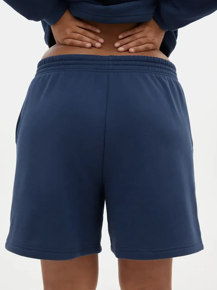 Sargasso Lucy Sweat Short dengan warna navy lembut sesuai model