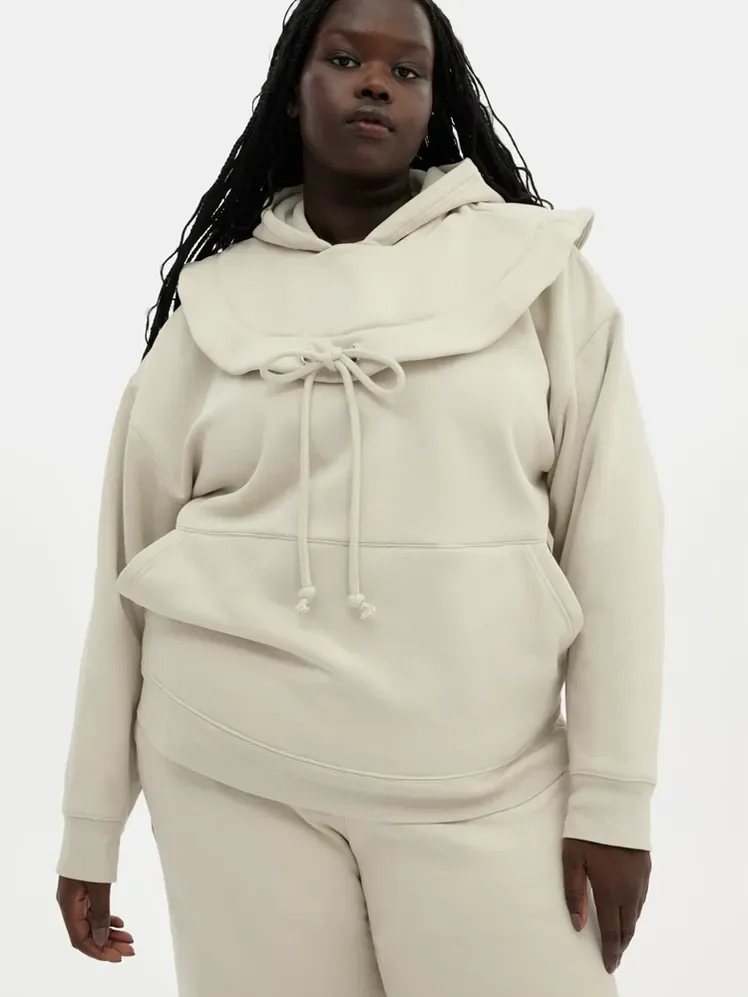 Bone Thea Detachable Hoodie dengan warna krem ​​lembut sesuai model