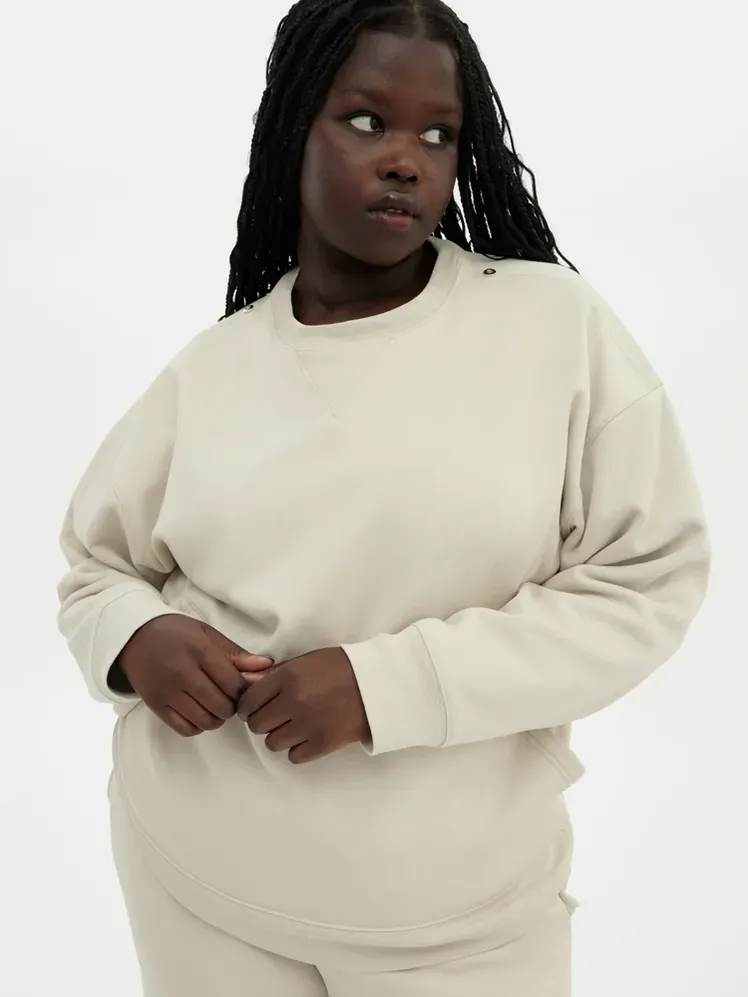 Bone Thea Detachable Hoodie dengan warna krem ​​lembut sesuai model