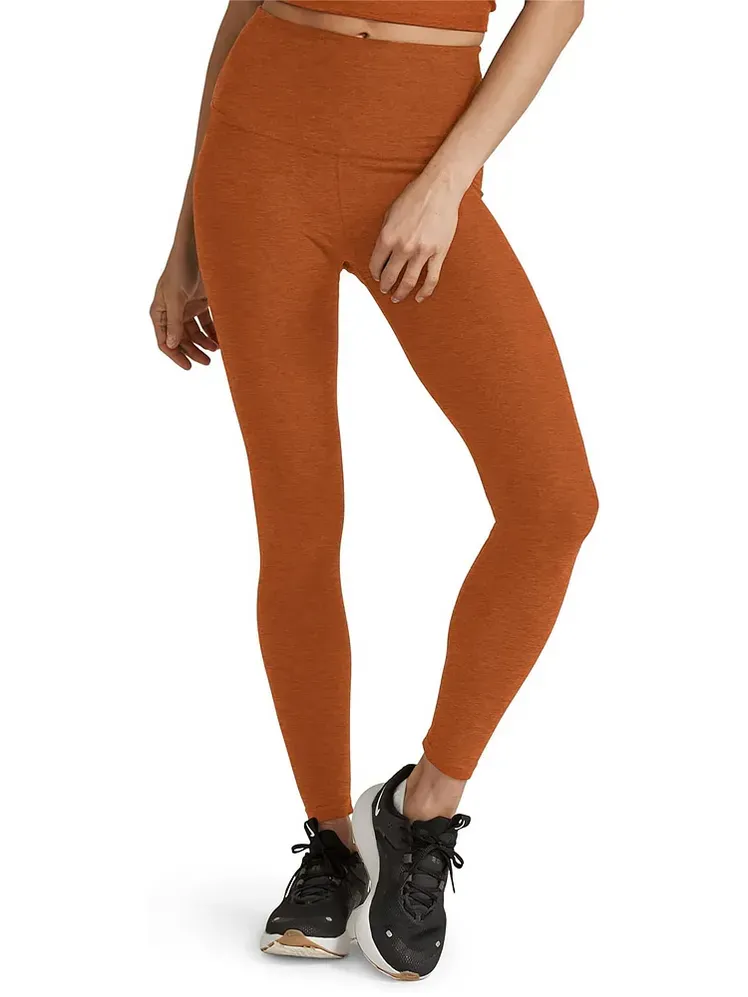 Spacedye Terperangkap dalam Legging Pinggang Tinggi Midi dengan warna oranye hangat pada model dengan latar belakang putih