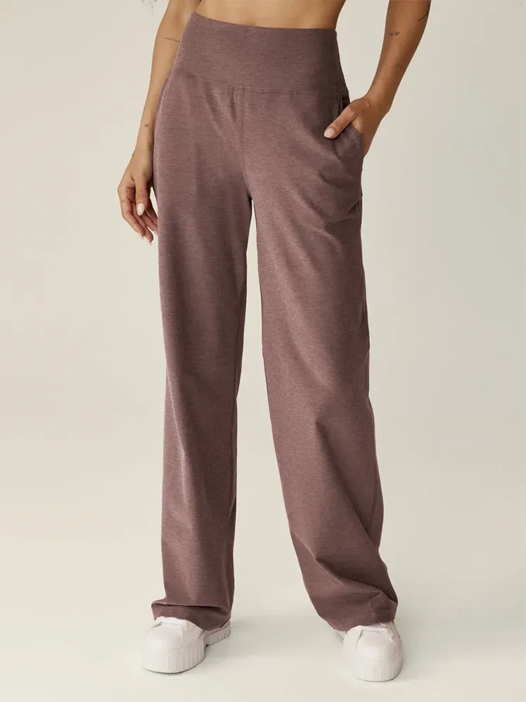 Spacedye Laid Back Wide Leg 31 Celana dengan warna soft mauve sesuai model