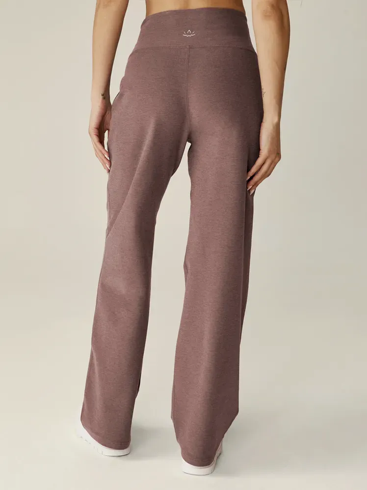 Spacedye Laid Back Wide Leg 31 Celana dengan warna soft mauve sesuai model