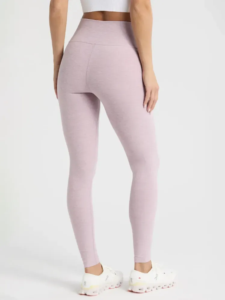 Perbarui Legging Pinggang Tinggi Mélange dengan warna ungu lembut sesuai model