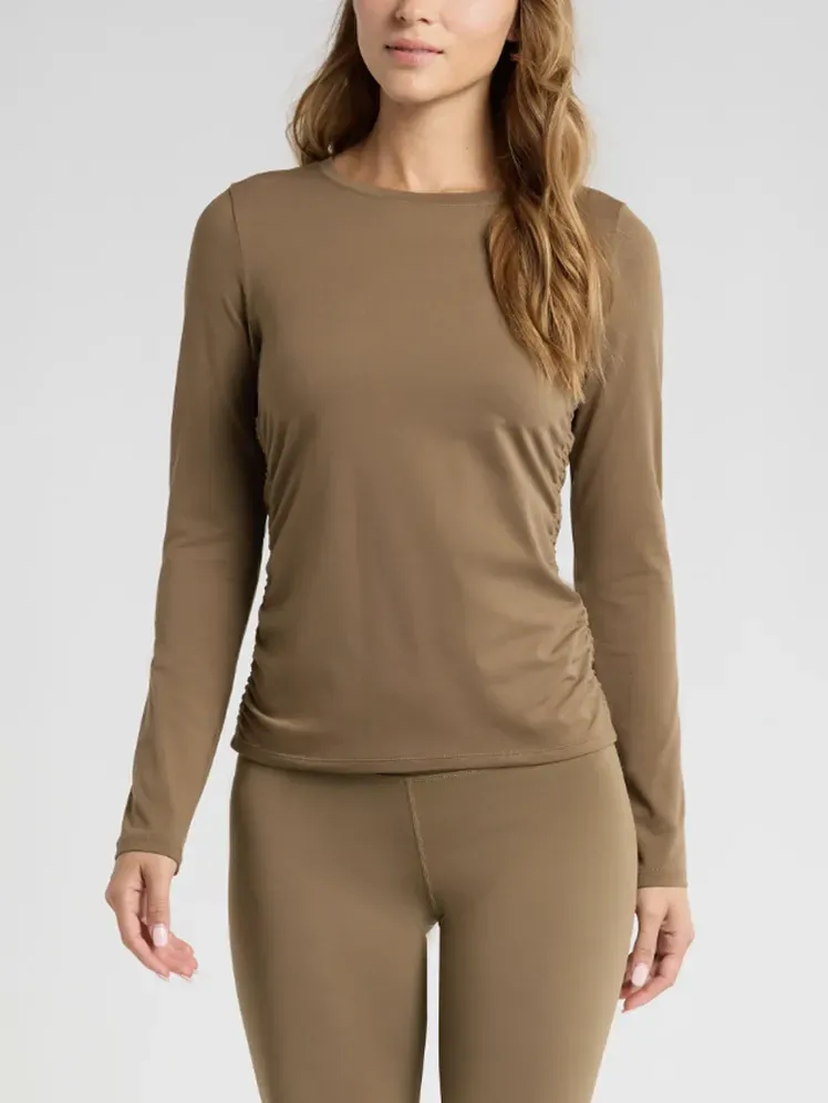 Kaos Ruched Lengan Panjang dengan warna khaki lembut sesuai model