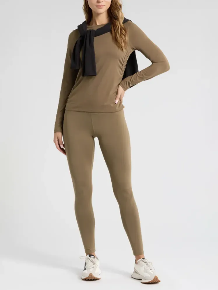 Kaos Ruched Lengan Panjang dengan warna khaki lembut sesuai model