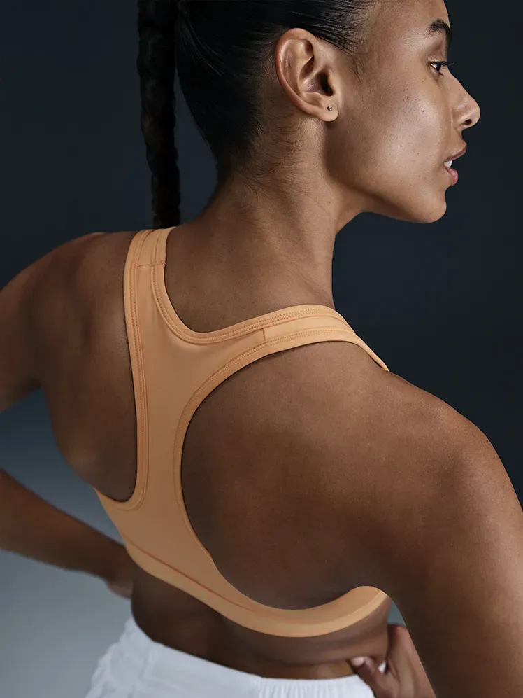 Swoosh Medium Support Padded Sports Bra dengan warna oranye dan putih bermerek sesuai model