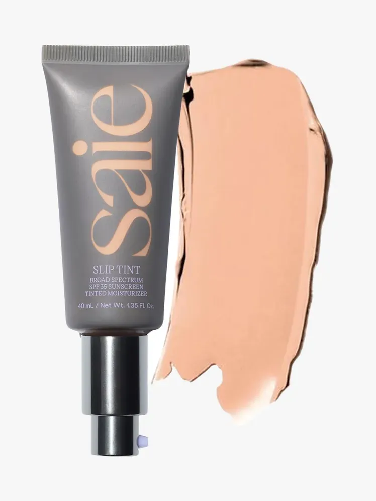 Саие Слип Тинт Деви тонирана хидратантна крема СПФ 35 у брендираној компоненти на светлосивој позадини