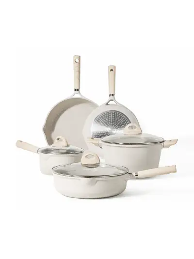 Carote-Antihaft-Induktionskochgeschirr-Set in Beige mit acht verschiedenen Teilen auf weißem Hintergrund