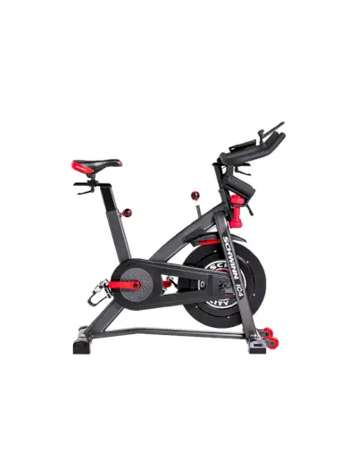 Schwinn IC4 Indoor Cycling Bike in roter und schwarzer Farbgebung auf weißem Hintergrund