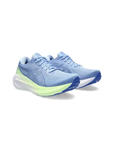 Asics Gel-Kayano 30 Laufschuhe in sanften blauen und grünen Farben auf weißem Hintergrund