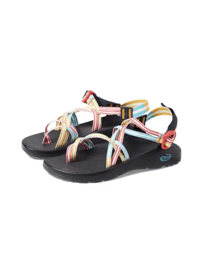 Chaco ZX/2 Classic in Schwarz mit mehrfarbigen Trägern auf weißem Hintergrund