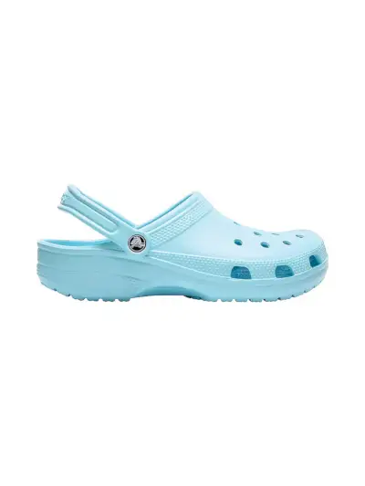 Klassische Clogs in hellblauer Farbgebung auf weißem Hintergrund