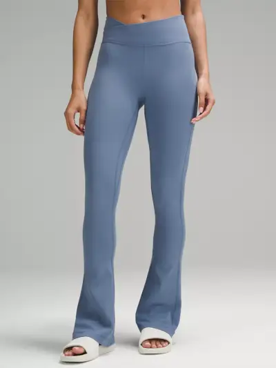 Lululemon Align Mini-Flare-Hose mit asymmetrischer Taille in sanftem, gedämpftem Blauton am Modell vor grauem Hintergrund