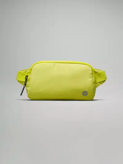 Lululemon Everywhere Belt Bag Mini Ripstop in lindgrünem Farbton auf grauem Hintergrund