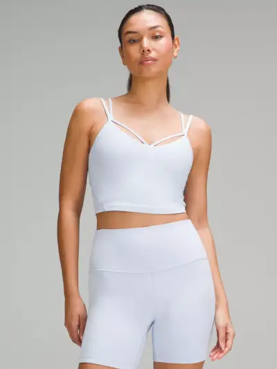 Lululemon Align Strappy Ribbed Tank Top in sanftem Blaugrau am Modell vor grauem Hintergrund
