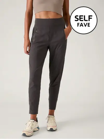 Athleta Trekkie North Jogger in dunklem Taupe am Model vor grauem Hintergrund