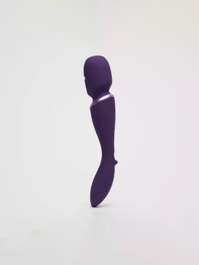 We-Vibe App-gesteuerter wiederaufladbarer kabelloser Stabvibrator in kräftigem Lila auf grauem Hintergrund
