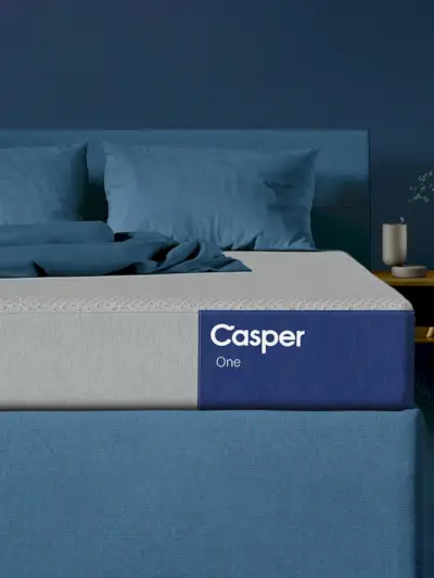 Casper The One Premium-Schaumstoffmatratze im Queen-Size-Format in den Farben Blau und Grau mit dunkelblauer Rückenlehne