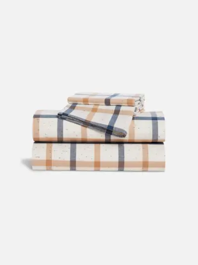 Brooklinen-Bettlaken-Set aus gebürstetem Flanell mit Karomuster auf grauem Hintergrund