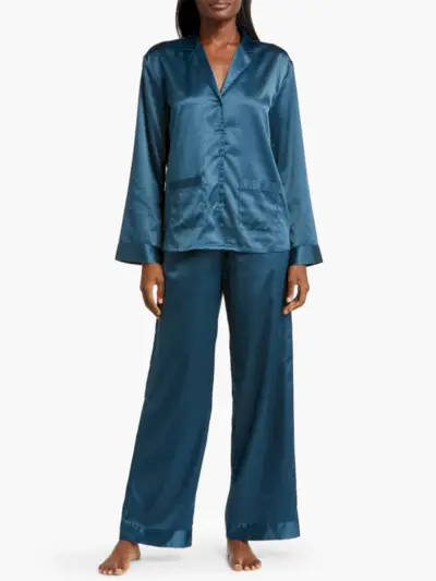 Nordstrom Dobby-Satin-Pyjama in indigoblauer Farbe am Modell auf grauem Hintergrund