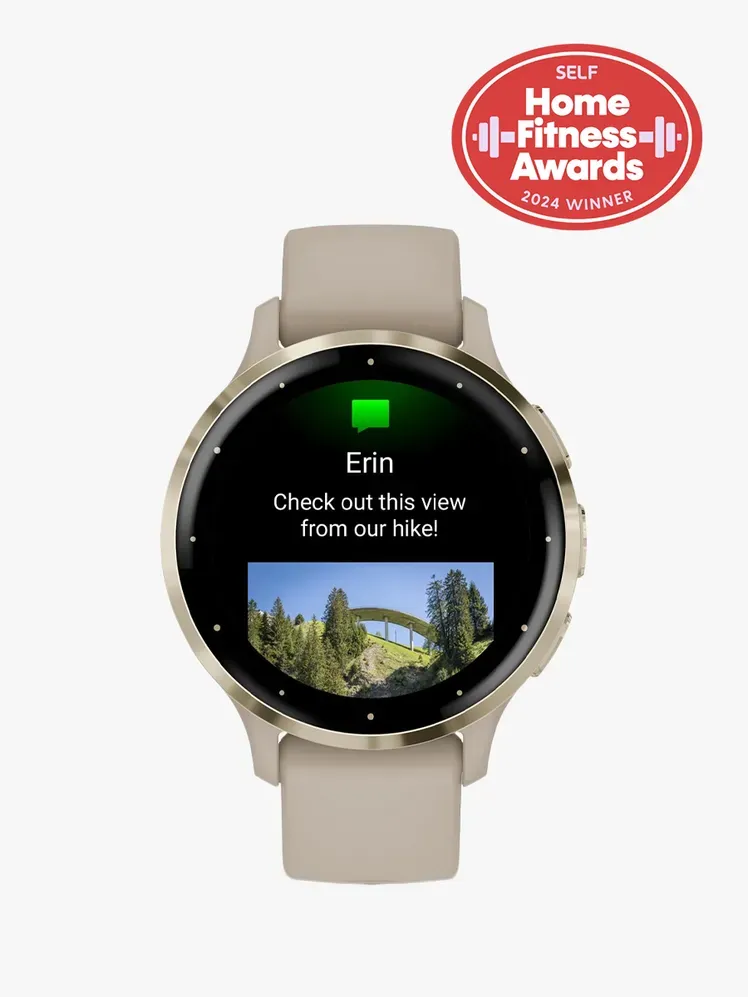 Garmin Venu 3S ในส่วนประกอบที่มีตราสินค้าบนพื้นหลังสีเทาอ่อนพร้อมตราประทับรางวัลฟิตเนสที่บ้านที่มุมขวาบน