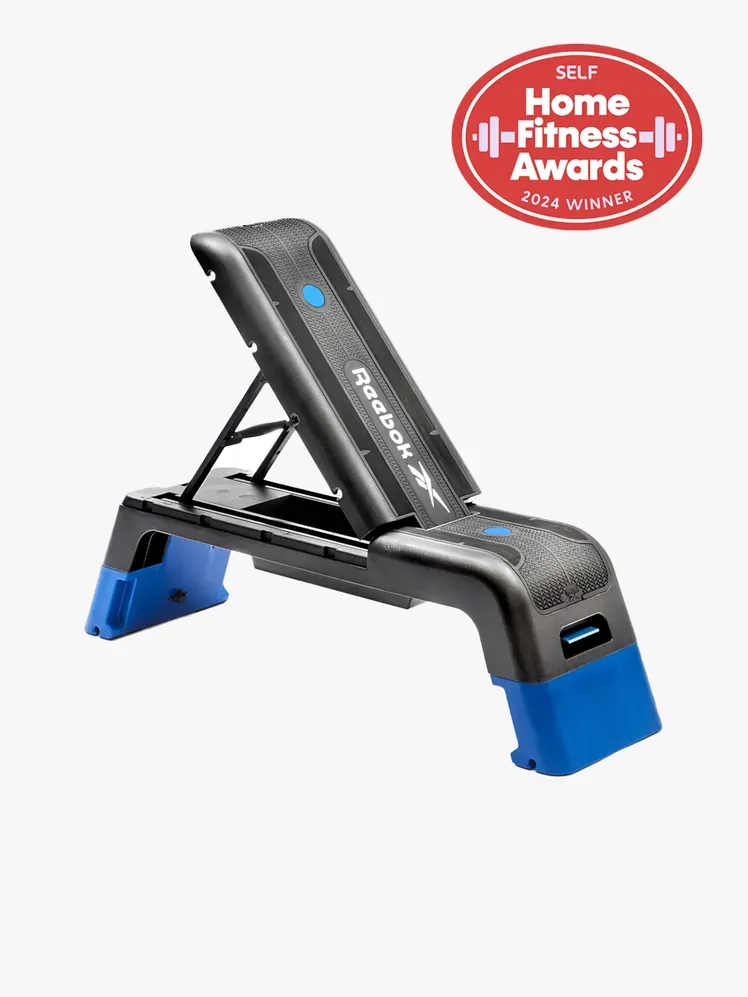 Reebok Deck ในส่วนประกอบของแบรนด์บนพื้นหลังสีเทาอ่อน