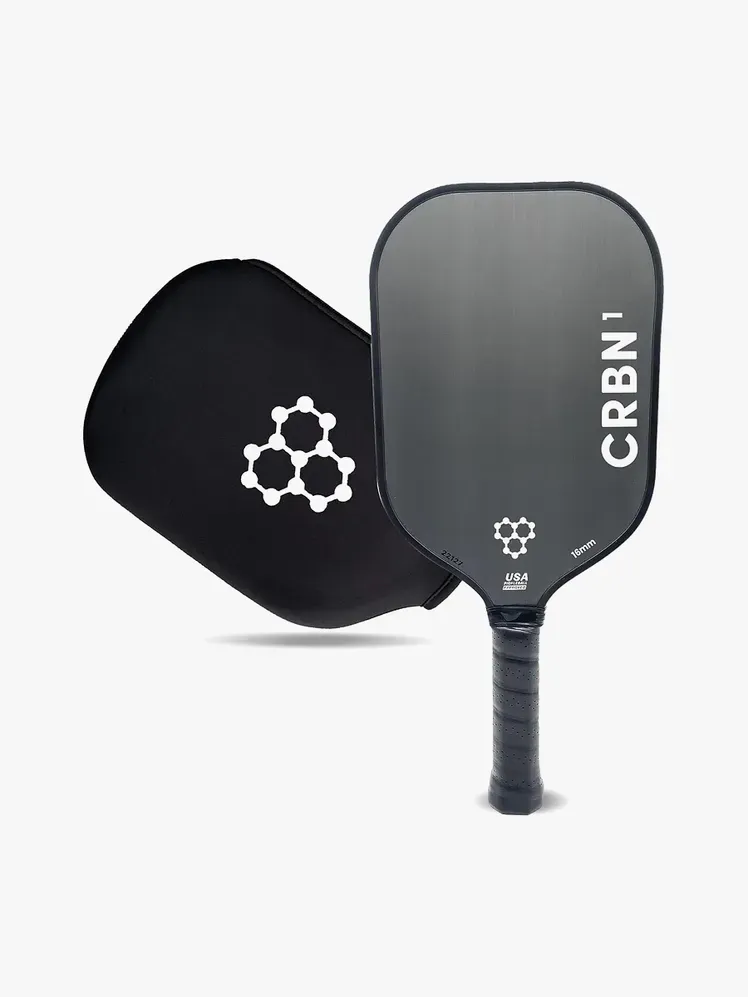 1 Control Series Paddle ในสีขาวและดำที่มีตราสินค้าบนพื้นหลังสีเทาอ่อน