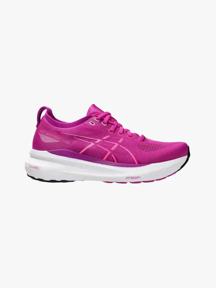 Asics Gel-Kayano 31 ในส่วนประกอบที่มีแบรนด์บนพื้นหลังสีเทาอ่อน