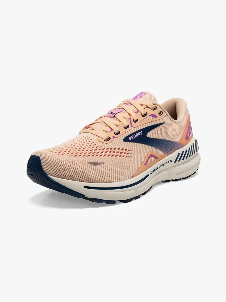 Brooks Adrenaline GTS 23 ในส่วนประกอบที่มีตราสินค้าบนพื้นหลังสีเทาอ่อน